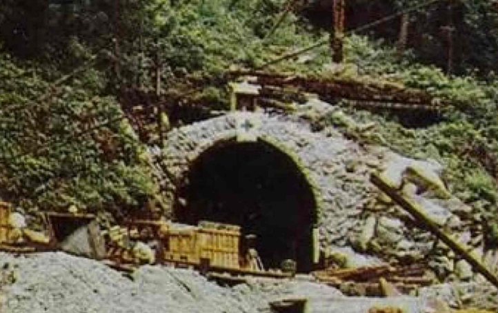 初期の鋼製支保工坑口に祀られた祠。新清水トンネル 土樽坑口（1964年）りっぱな祠が祀られています。化粧木の有無は判別できません。