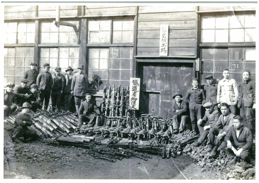 鉄道省納品前に完成したさく岩機と記念撮影（1920年代)
