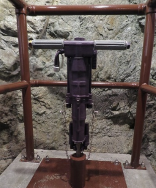黒部ダムに展示されている弊社さく岩機 22D