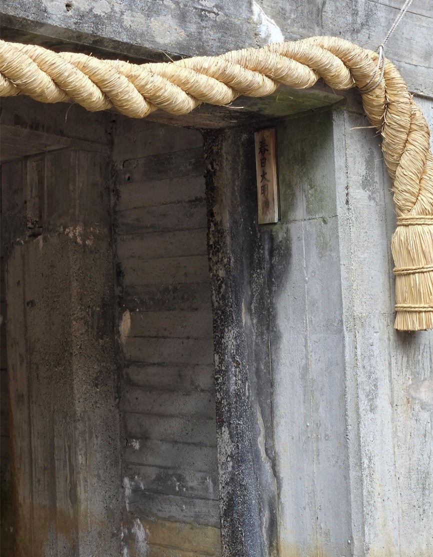 右側手前が春日大明神