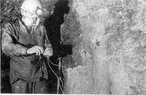 電気発破用コードを繋ぐ坑夫（足尾銅山）