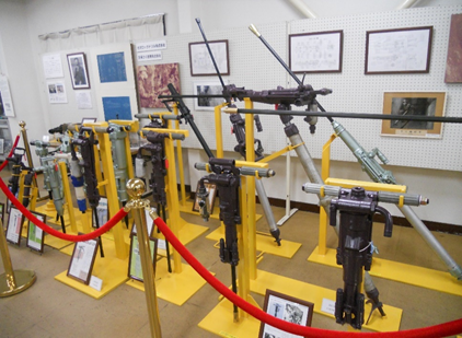 一世紀以上に渡り開発された各種空圧さく岩機（足尾銅山記念館 所蔵）